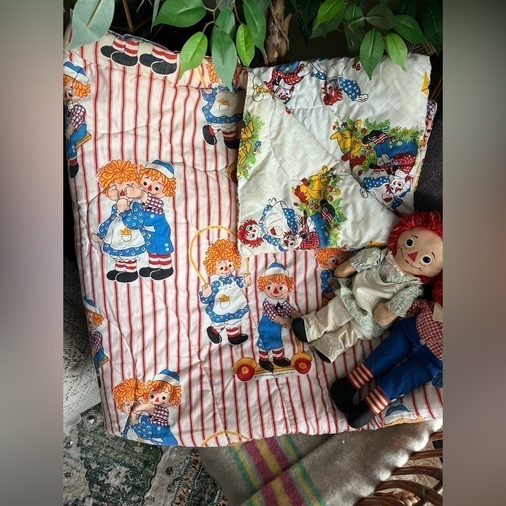 Vintage Raggedy Ann and Andy Dolls with Vintage Quilt - Picture 4 of 13